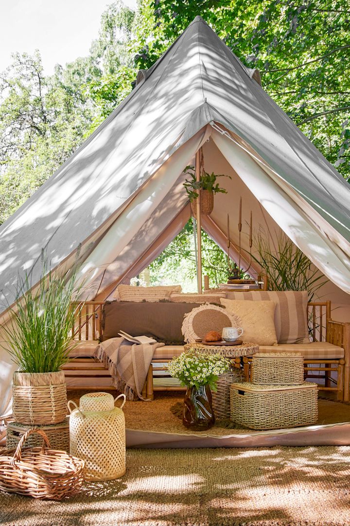 Augmentez le facteur de convivialité de votre terrasse avec des lanternes et des photophores d'extérieur en la décorant dans un style boho et en y accrochant par exemple la lanterne Musu en jute de Bloomingville.