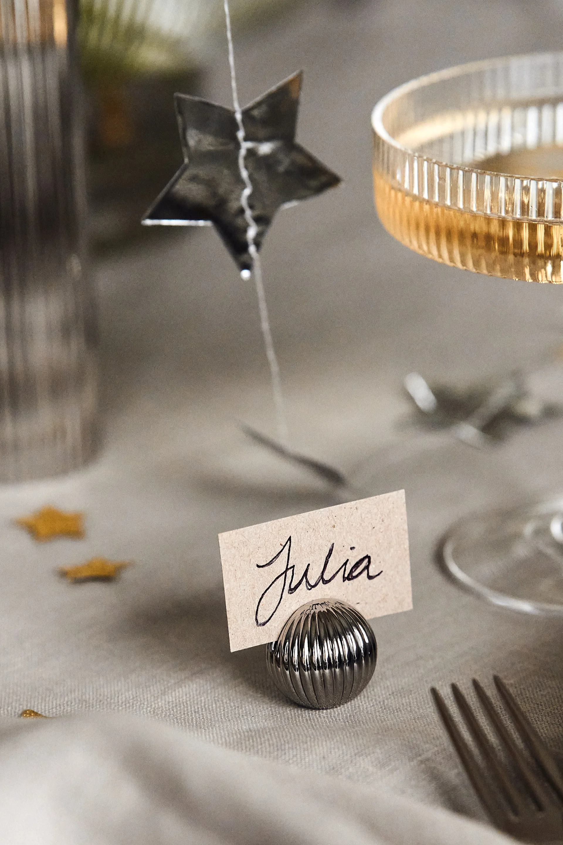 Idées pour votre fête de la Saint-Sylvestre : donnez à la table une touche encore plus personnelle en utilisant des porte-cartes de place, par exemple de la série Bernadotte de Georg Jensen.