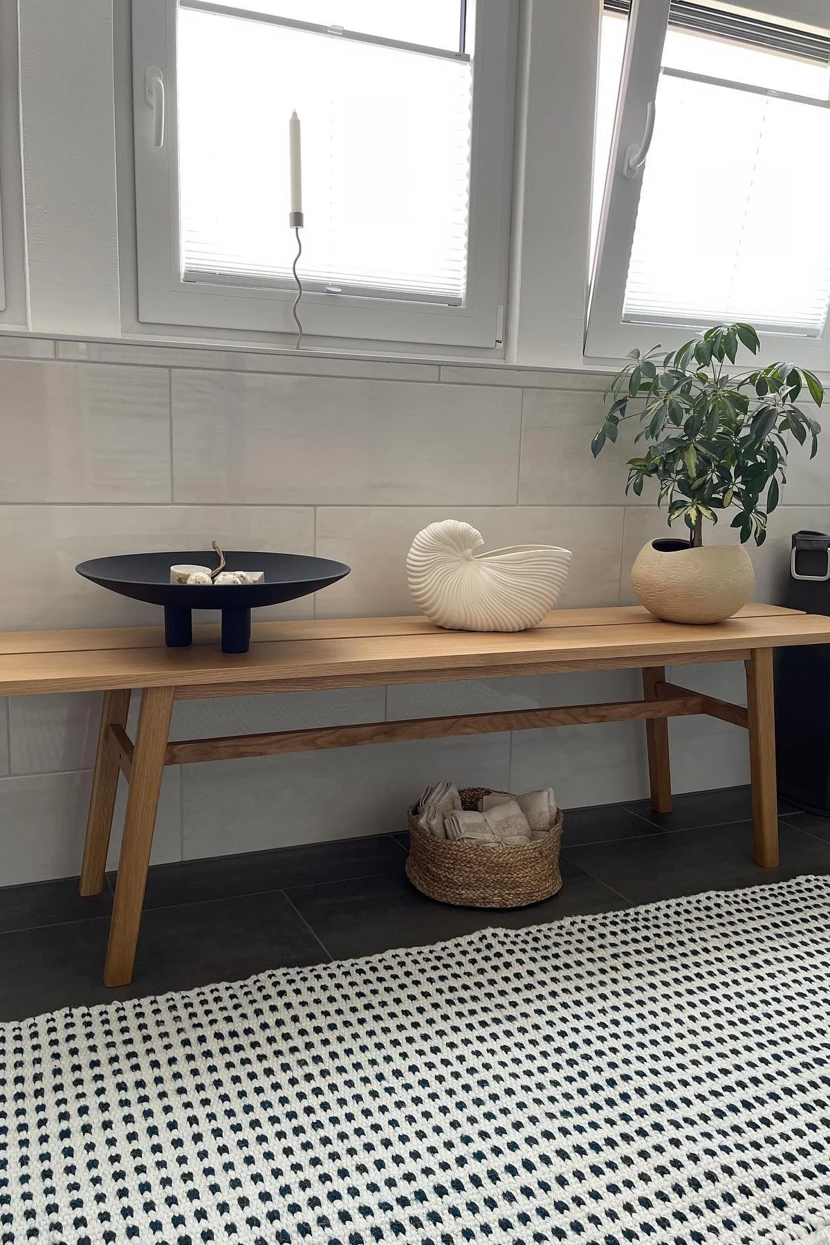 Boho et autres styles d'aménagement : ici, vous voyez la salle de bain aménagée dans le style Japandi de @miia_home_interior, qui se distingue par un tapis à motifs et un banc pour la décoration.