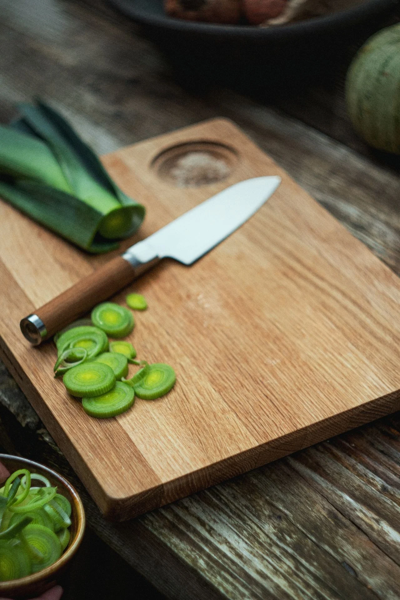 La planche à découper Norden de Fiskars offre suffisamment de place pour toutes les préparations dans la cuisine, ce qui en fait un excellent cadeau pour la fête des pères.