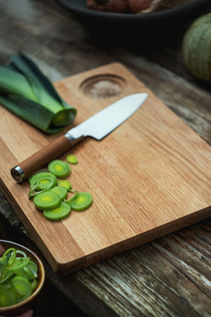 La planche à découper Norden de Fiskars offre suffisamment de place pour toutes les préparations dans la cuisine, ce qui en fait un excellent cadeau pour la fête des pères.
