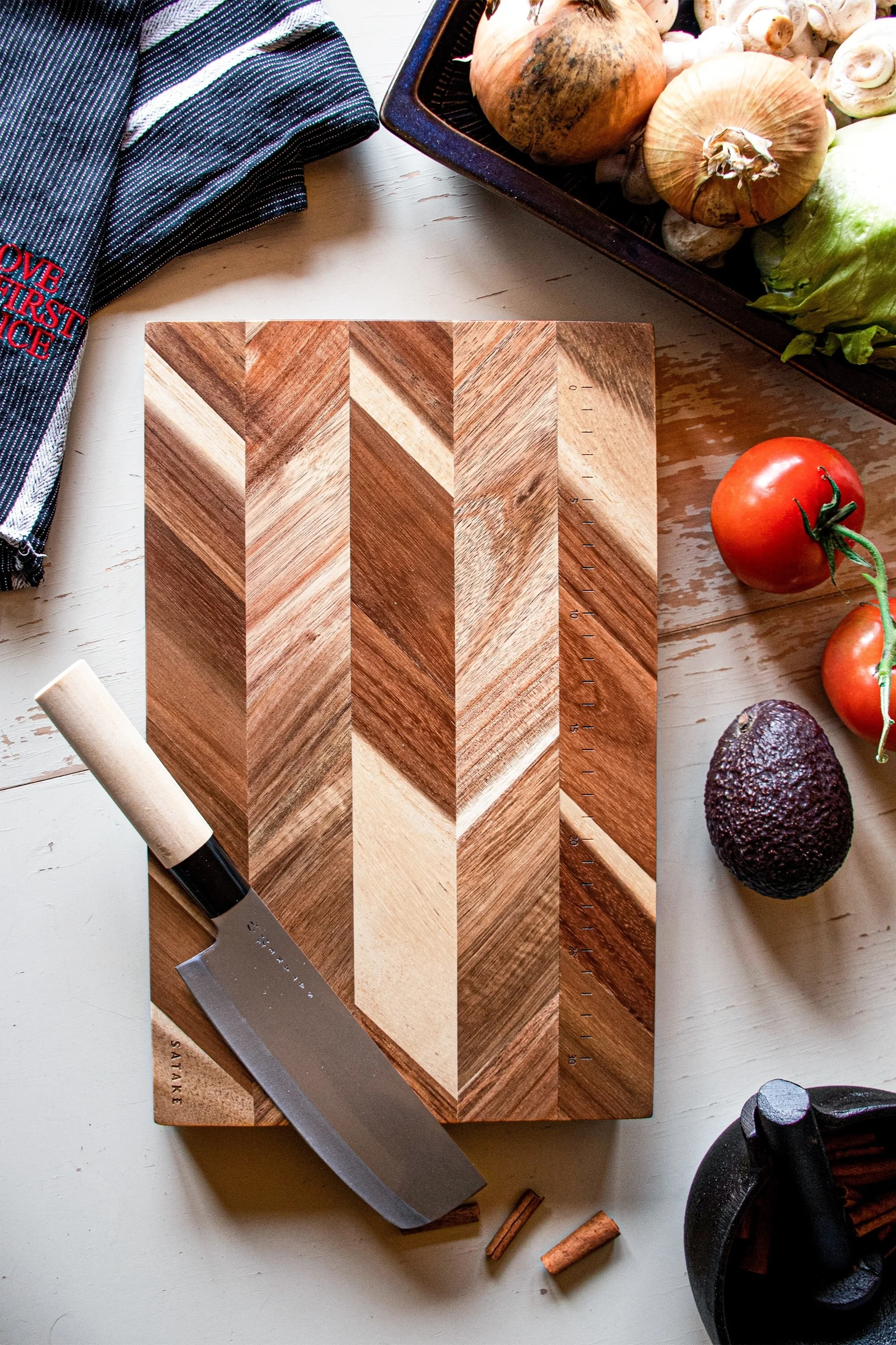 La planche à découper Norden de Fiskars offre suffisamment de place pour toutes les préparations dans la cuisine, ce qui en fait un excellent cadeau pour la fête des pères.