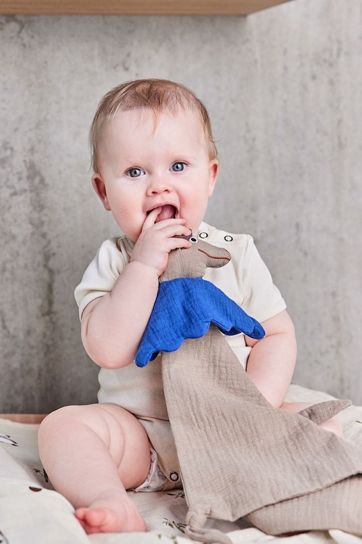 Grâce à la tête de chien, la couverture Hunsi Dog de OYOY peut également être utilisée par les bébés comme un doudou, ce qui en fait un cadeau polyvalent pour la baby shower.