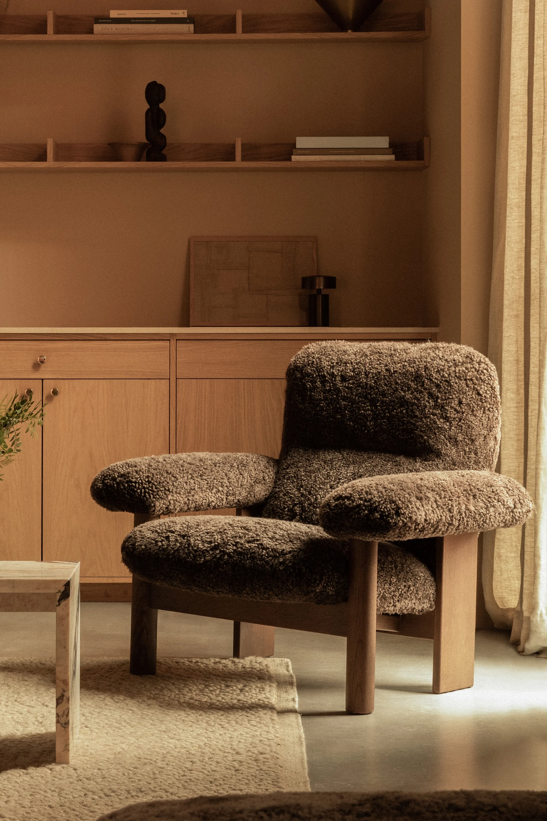 Les meubles volumineux occupent une place importante dans les tendances du design d'intérieur scandinave de 2025 – ici, le fauteuil Brasilia d'Audo Copenhagen, en peau de mouton marron.