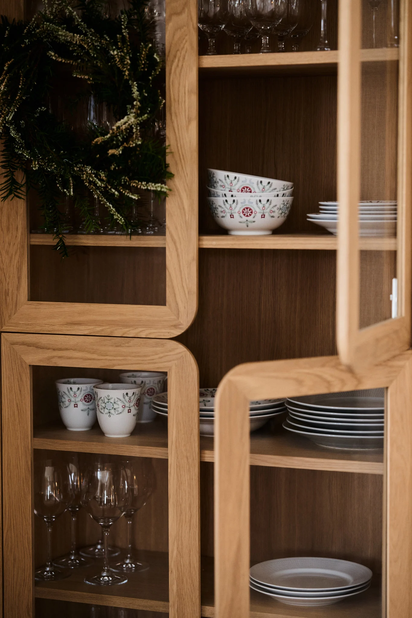 La vaisselle de Noël, comme celle de la collection Swedish Grace Winter de Rörstrand, est indispensable pour toutes les fêtes de Noël. Vous pouvez voir ici la vaisselle exposée dans une vitrine.