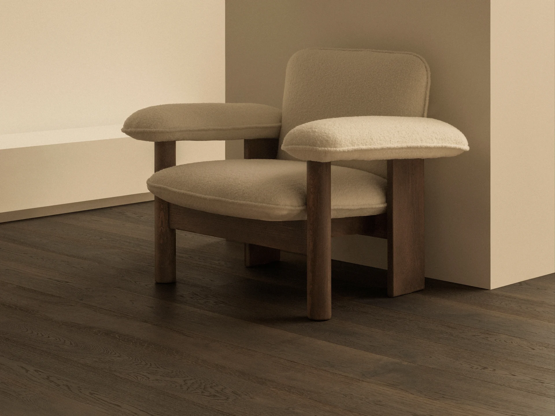 Une pièce minimaliste avec un fauteuil rembourré beige, un parquet foncé et une applique murale moderne en laiton avec un abat-jour globe blanc.
