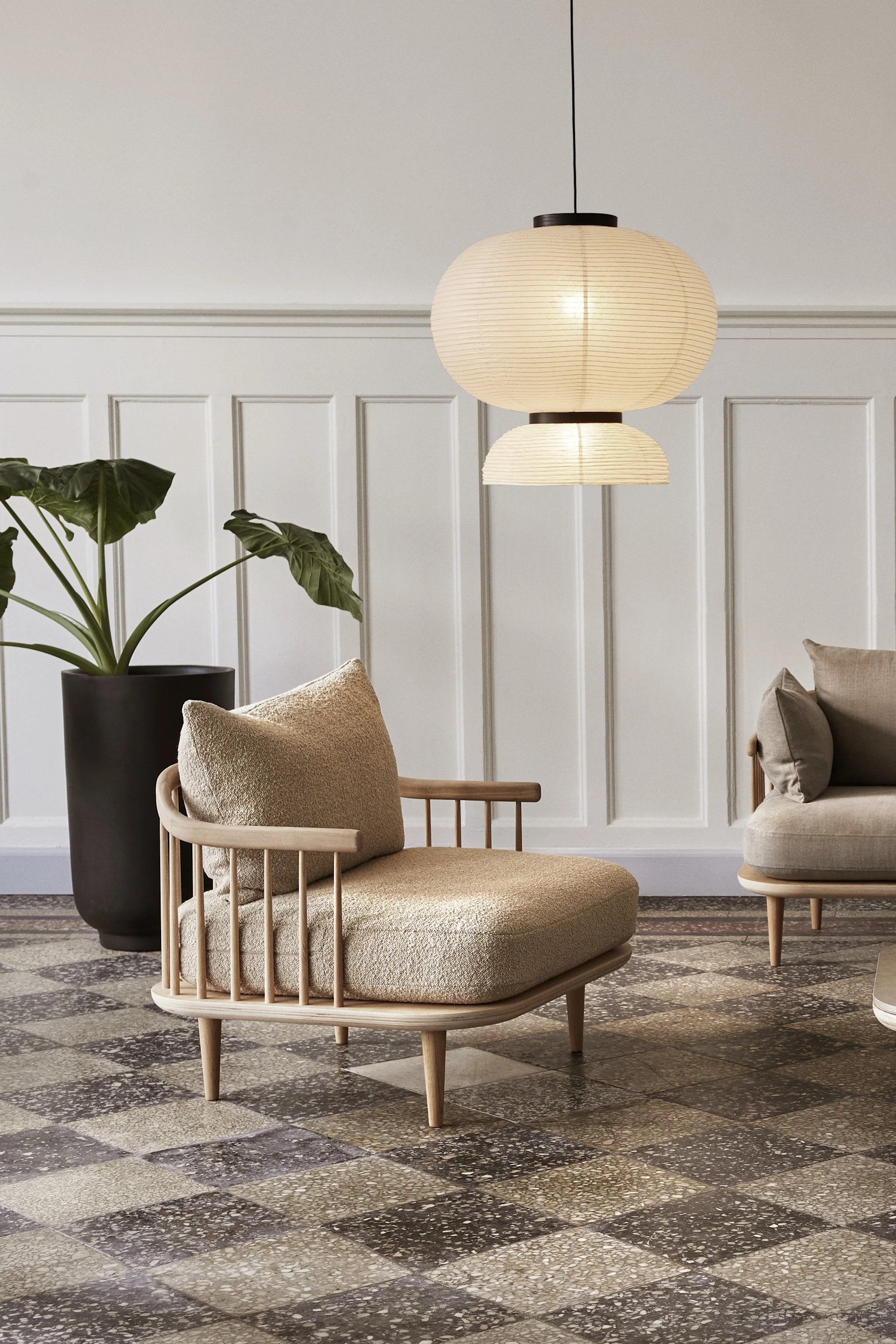 Plafonnier salon : la suspension Formakami de &Tradition, de style Japandi, est suspendue dans un salon minimaliste.