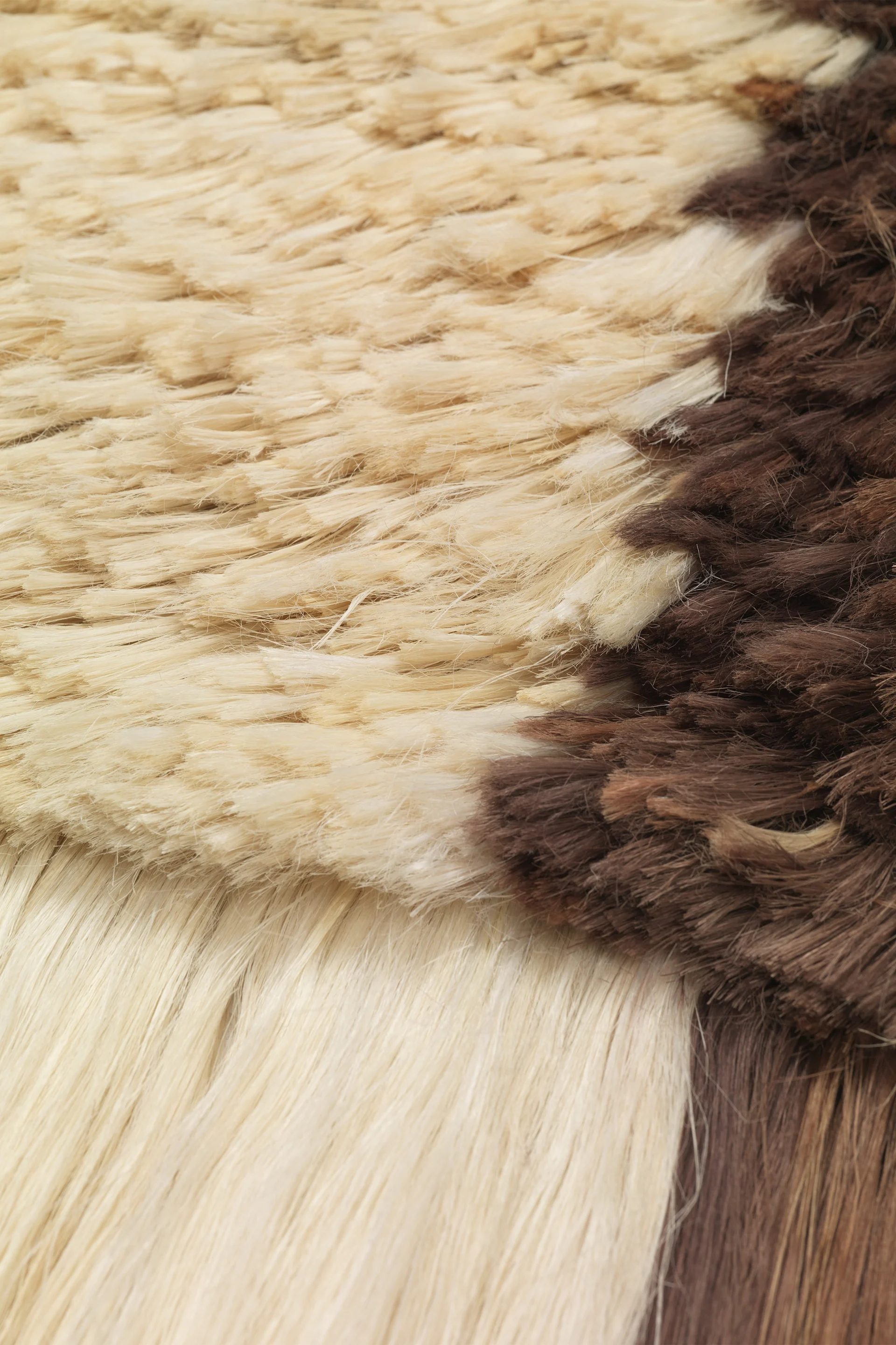 Une image détaillée du tapis mural Edge Wall Rug de Ferm Living montre le textile de près, parfait pour décorer un mur. 