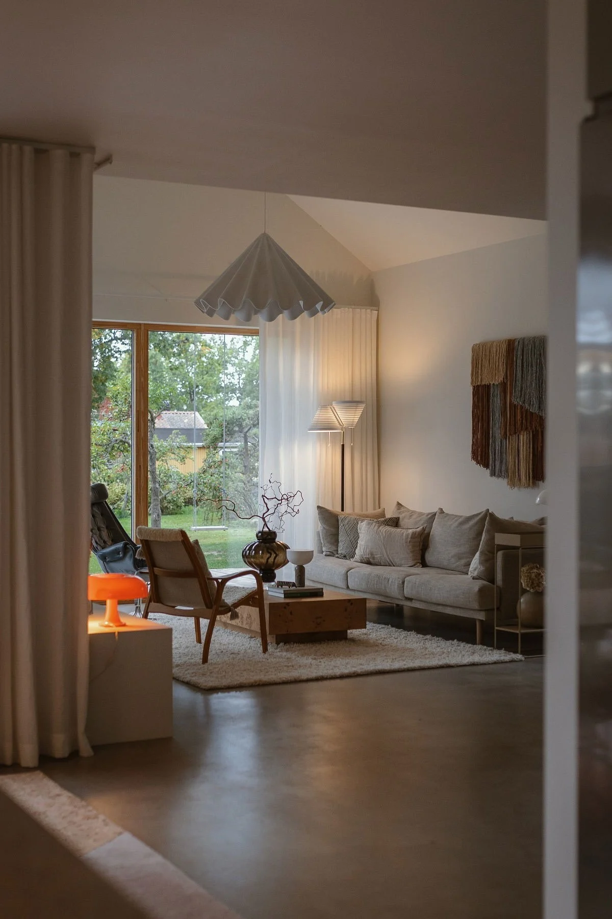 Dans le salon d'Applaudden, une lampe orange reflète les tendances de la décoration intérieure en 2026.