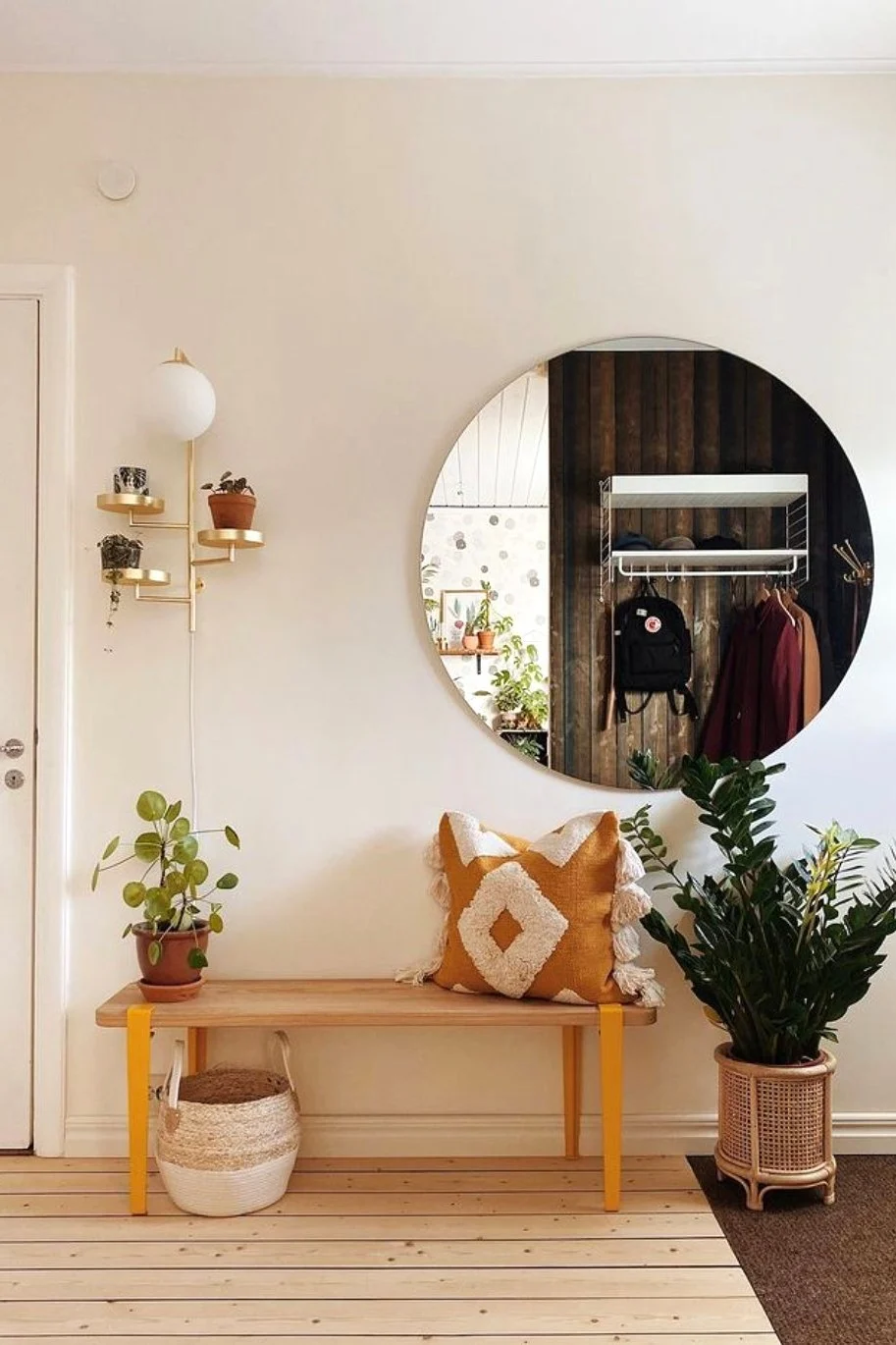 Décorez votre couloir dans un style bohème avec un banc, des coussins à motifs, des plantes et l'applique murale Astoria de Globen Lighting.