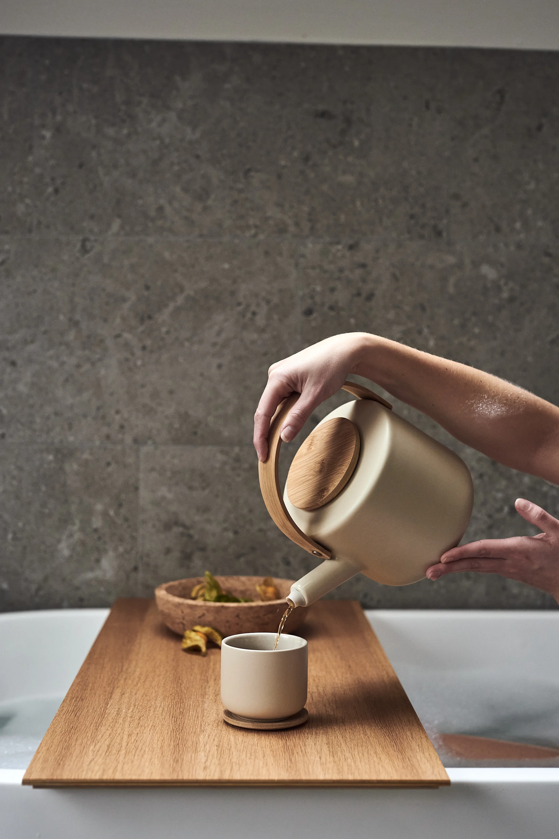Des idées de décoration de spa pour votre salle de bain qui vous aideront à créer des moments comme celui-ci avec la théière Theo et la tasse assortie de Stelton. 