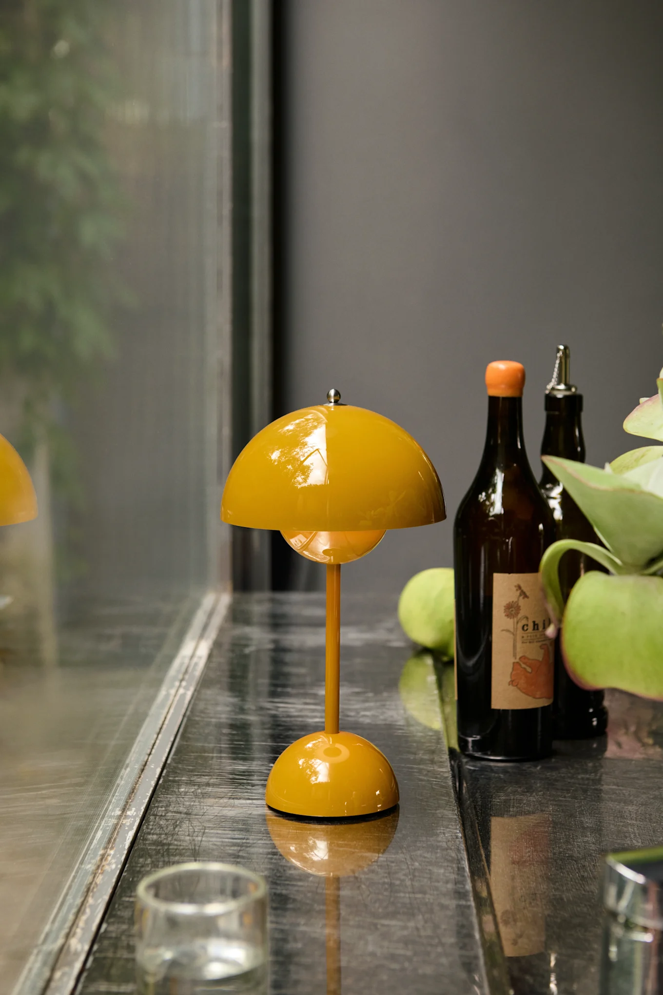 Le jaune moutarde est l'une des couleurs phares des tendances 2026. Vous voyez ici une lampe de table Flowerpot dans cette teinte.