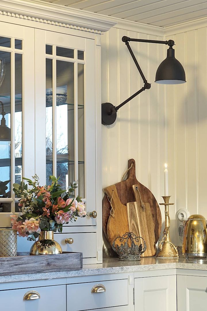 Une applique murale peut également être pratique pour éclairer votre cuisine, car elle offre souvent un meilleur alignement. Ici, vous pouvez voir l'applique Bazar de By Rydéns dans la cuisine de @annalenaslantliv.