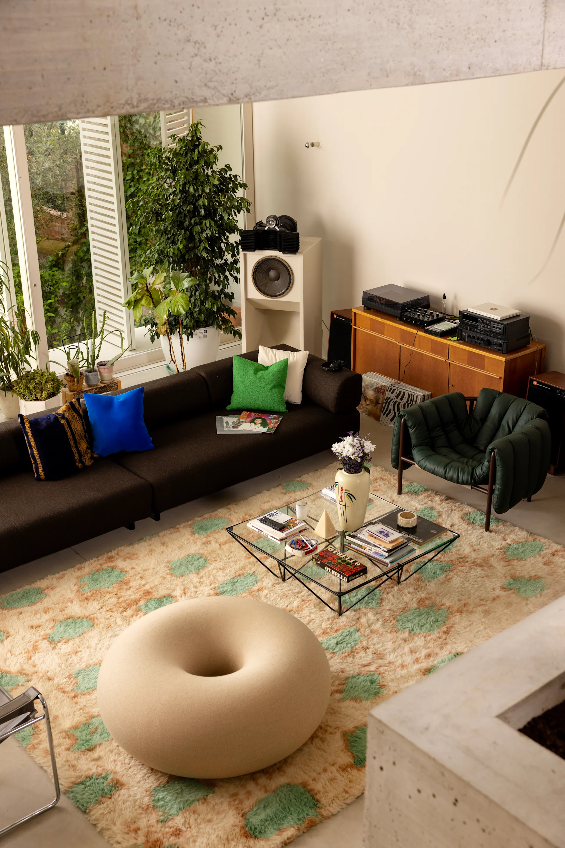 Un fauteuil lounge en forme de baignoire dans une pièce minimaliste qui reflète les tendances de l'habitat en 2026.