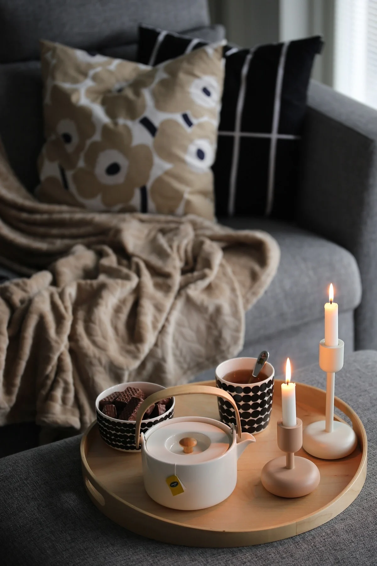 Lagom : Profitez du moment présent, par exemple sur le canapé avec un thé et des bougies comme @kotolampi.