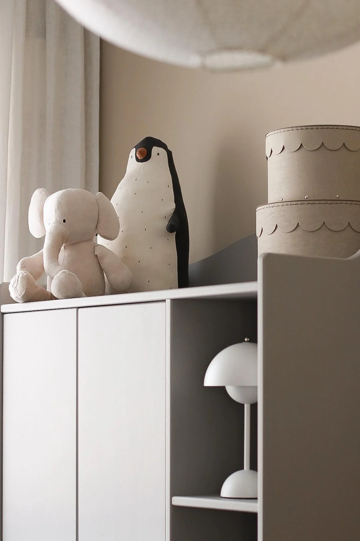 Une lampe de table portable comme la lampe Flowerpot blanche de &Tradition, que l'on voit ici avec des peluches sur l'étagère de l'influenceuse @picbyellen, est un cadeau pratique pour une baby shower.