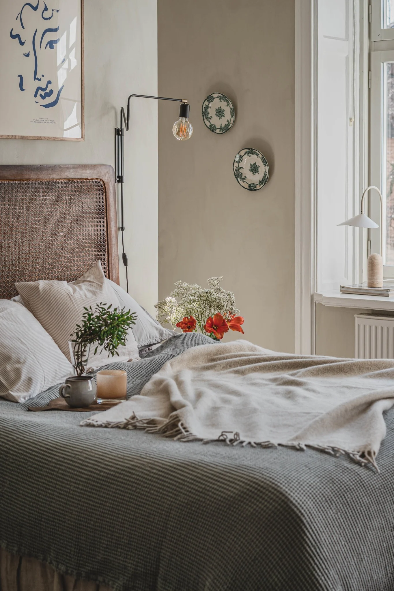 Boho et autres styles d'aménagement : vous pouvez voir ici la chambre à coucher romantique et rustique de l'influenceur suédois @hannesmauritzon.