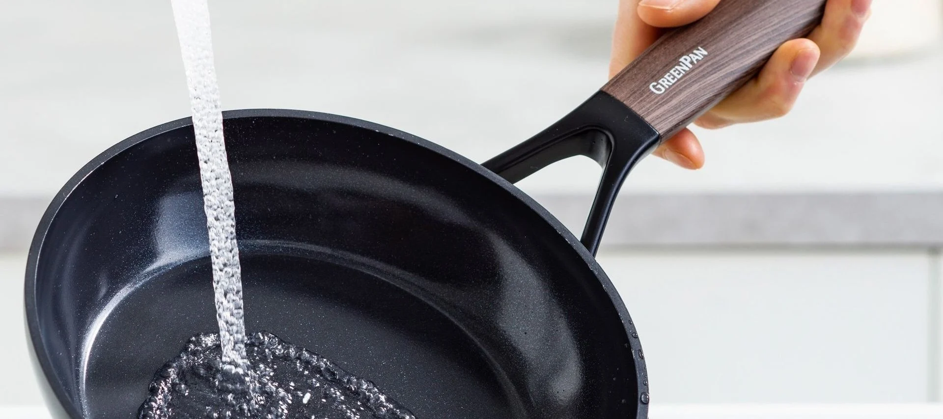 Nettoyez les poêles à frire comme la poêle Eco Smartshape de Greenpan sous l'eau courante.