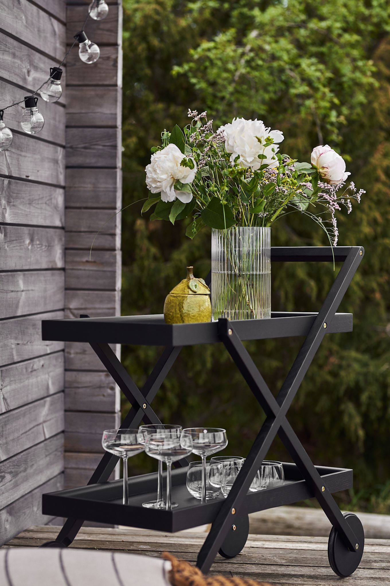Idées de décoration de patio confortable - ici, vous voyez le chariot à boissons roulant de Design House Stockholm en noir. 