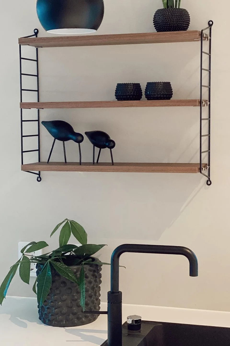 Boho et autres styles d'aménagement : même des éléments noirs isolés, comme ici sous la forme d'une étagère String Pocket dans la cuisine de @interiorbysunniva, confèrent déjà un style industriel à votre intérieur.