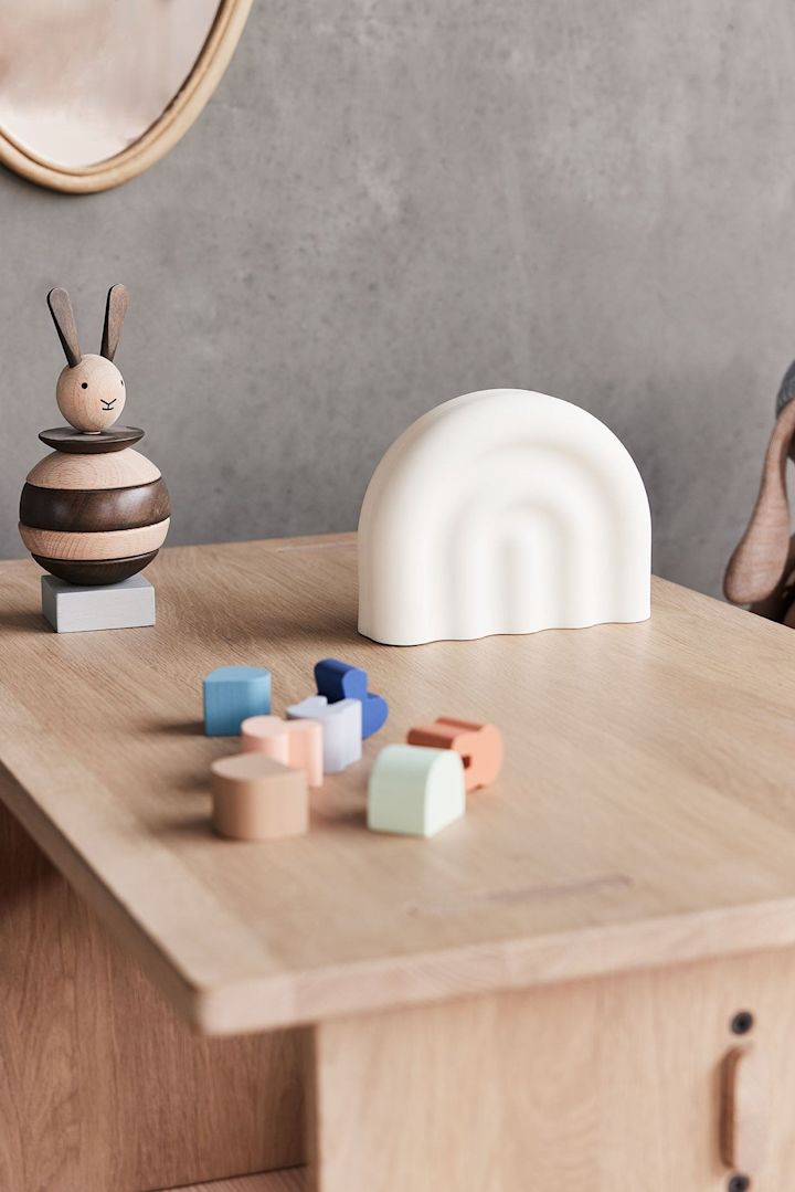 Les lampes de table portables sont particulièrement pratiques lorsque le bébé doit être allaité ou changé pendant la nuit. De cette manière, la veilleuse arc-en-ciel de OYOY que l'on voit ici peut être placée là où elle est nécessaire.