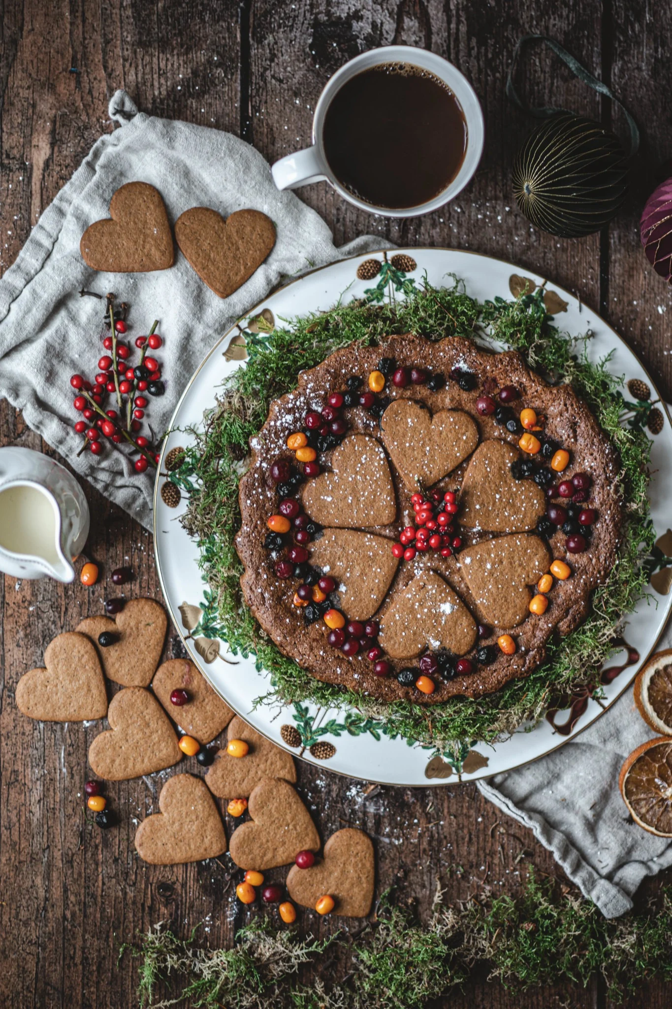 Les pâtisseries traditionnelles suédoises font partie intégrante de Noël en Suède. Ici, un gâteau au chocolat décoré de pain d'épices est posé sur une table.