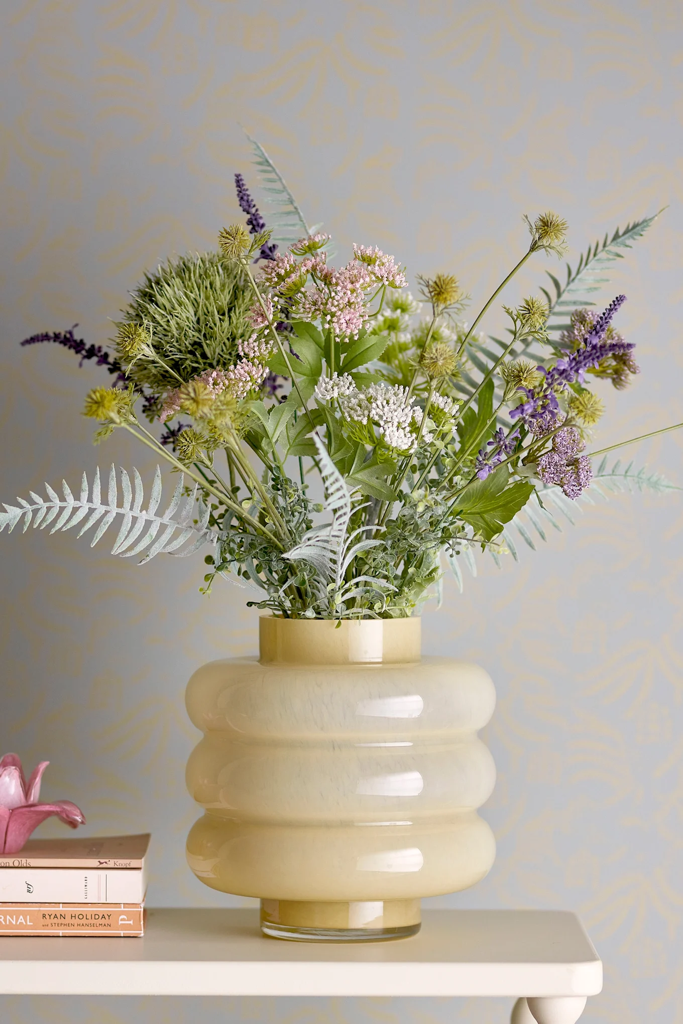 Un vase jaune qui reflète l'une des principales tendances en matière de couleurs dans le domaine de la décoration intérieure pour 2026.