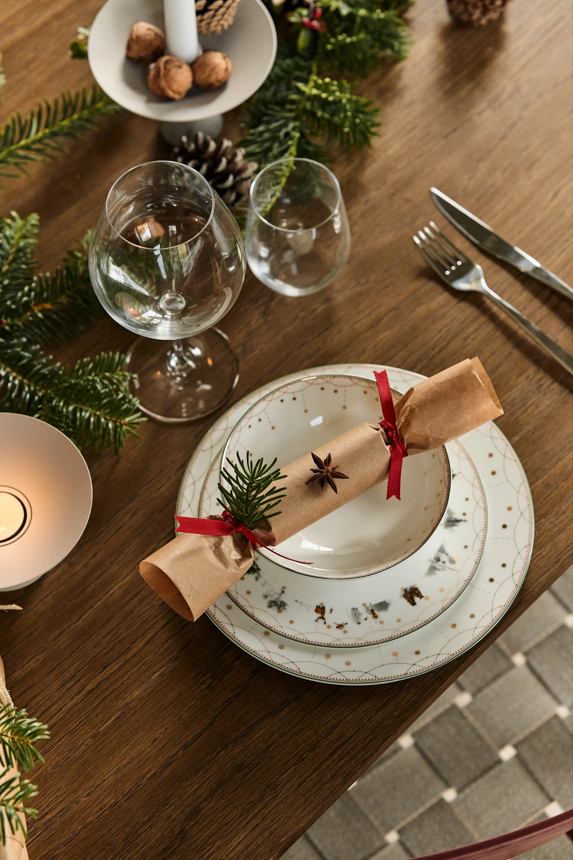 Fabriquer des décorations de Noël avec du sapin : décorez la table du repas de Noël avec des branches de sapin et associez-les à la porcelaine Julemorgen de Wik & Walsøe.