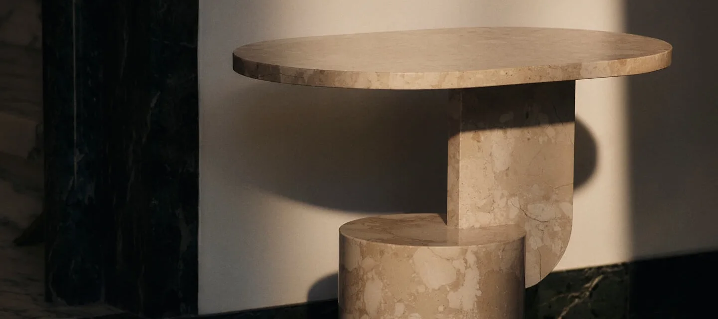 Table d'appoint ovale en marbre clair, dotée d'un piètement sculptural aux formes rectangulaires et cylindriques.