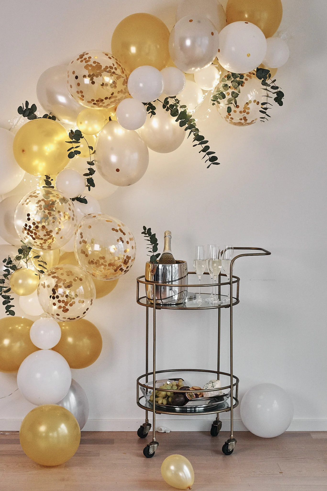 Des idées pour votre fête de la Saint-Sylvestre : créez un espace dans un coin pour faire des photos et décorez-le par exemple avec de nombreux ballons !