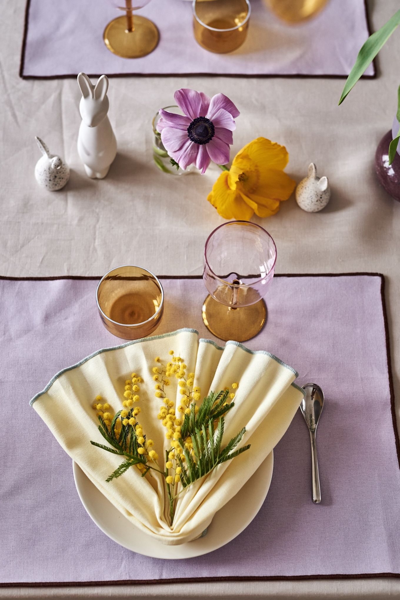 Vos idées de décoration de table pour Pâques devraient toujours inclure un pliage de serviette comme celui que vous voyez ici dans les tons jaunes. 