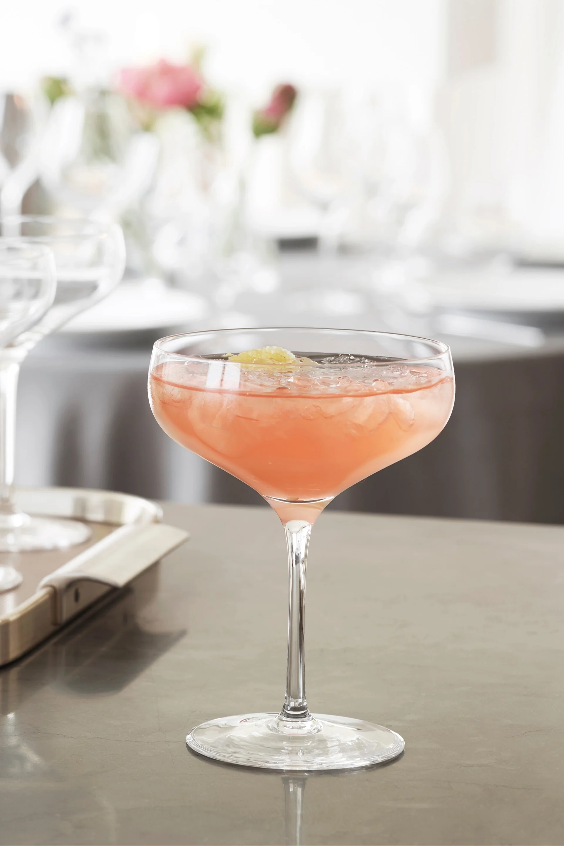 Un cocktail sans alcool à base de pamplemousse, servi ici dans un verre à cocktail Cabernet de Holmegaard.