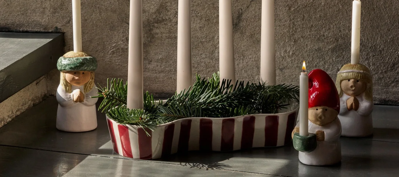 Les décorations de Noël 2025 s'inspirent de la nature. Vous voyez ici une table dressée avec des produits Kähler.