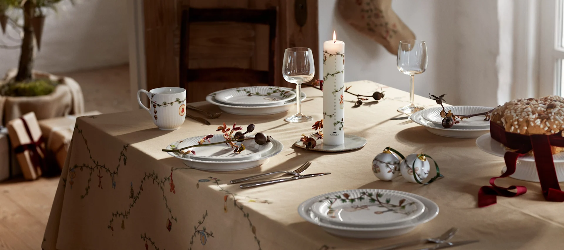 Les décorations de Noël 2025 s'inspirent de la nature. Vous voyez ici une table dressée avec des produits Kähler.