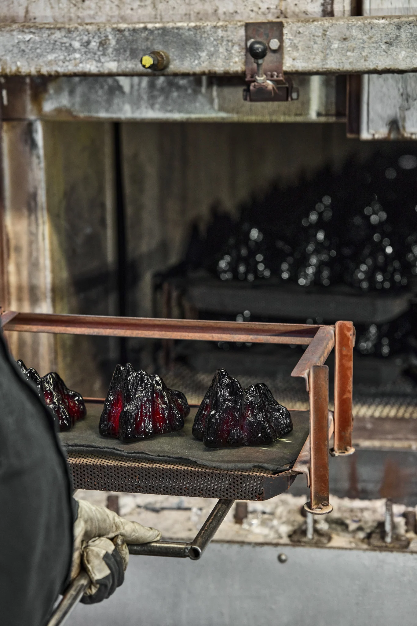 Les bougeoirs trempés The Rock reposent sur une plaque.