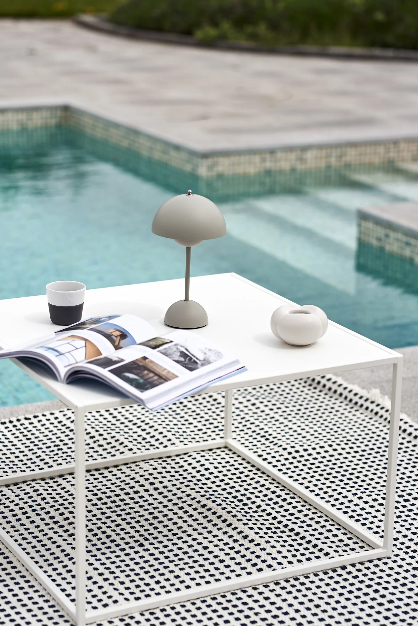 Tapis d'extérieur : Le tapis d'extérieur Way de Ferm Living est fabriqué à partir de bouteilles en plastique recyclées, il n'est donc pas difficile de le placer à côté de la piscine.