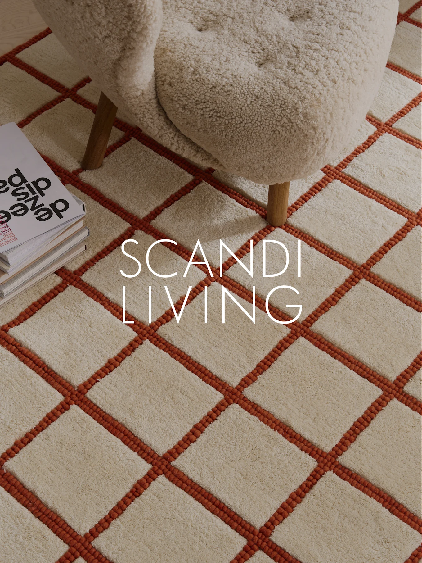 Tapis crème à poils longs avec motif quadrillé orange, fauteuil crème et livres. Texte : SCANDI LIVING.