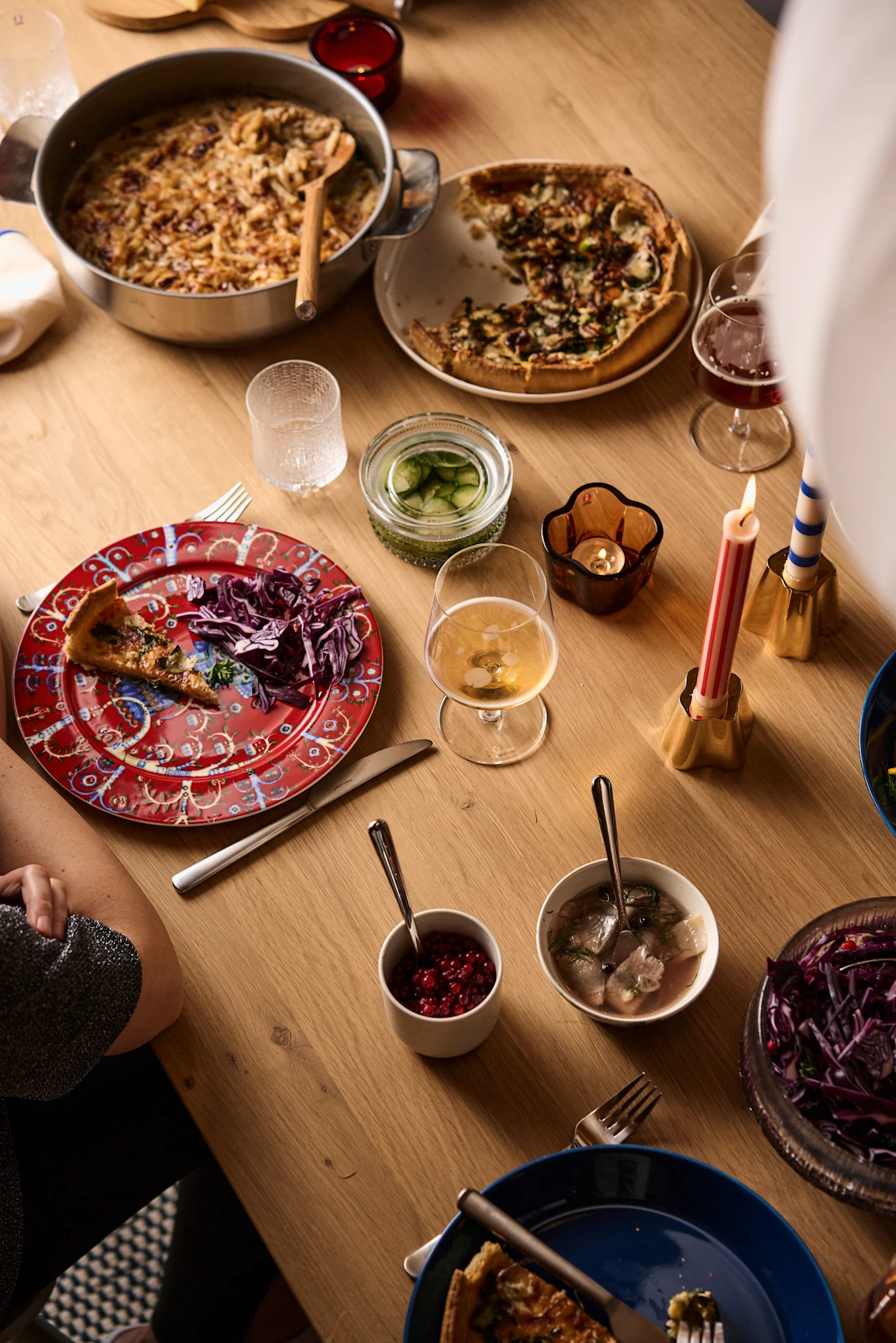 Une sélection de plats typiques du Julbord sur une table dressée.