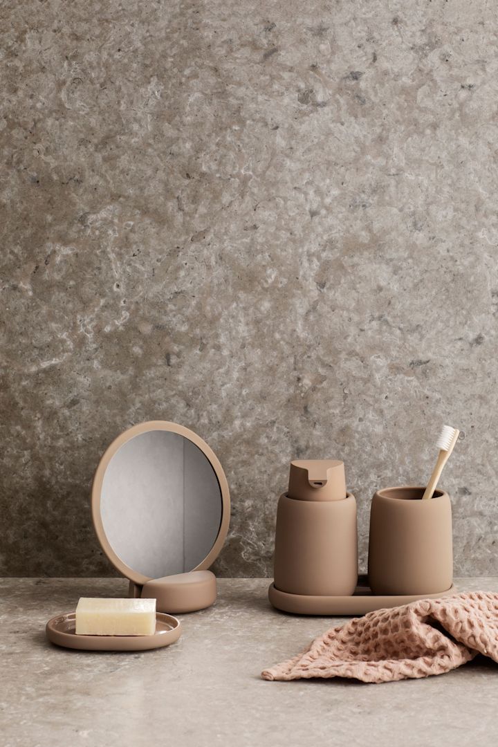 Avec la collection Sono, Blomus propose de nombreux produits pour la salle de bains, dont des miroirs de courtoisie, des distributeurs de savon et des porte-savons, qui constituent de superbes cadeaux pour la fête des pères.
