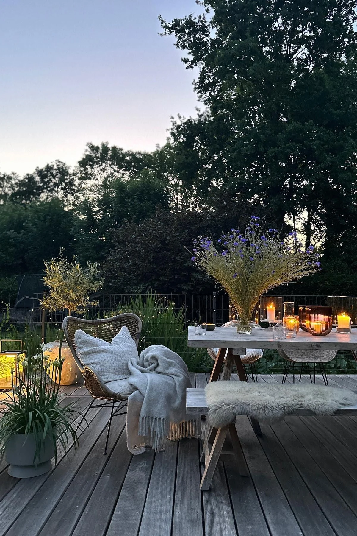 Un patio accueillant comme celui de @stillers.home se caractérise par de nombreuses plantes, des textiles agréables et de nombreuses bougies ou lanternes.