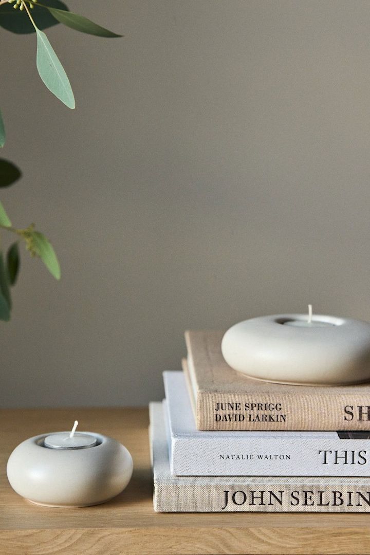 Lagom : une pile de livres sur laquelle est posé un photophore Stone de Scandi Living.