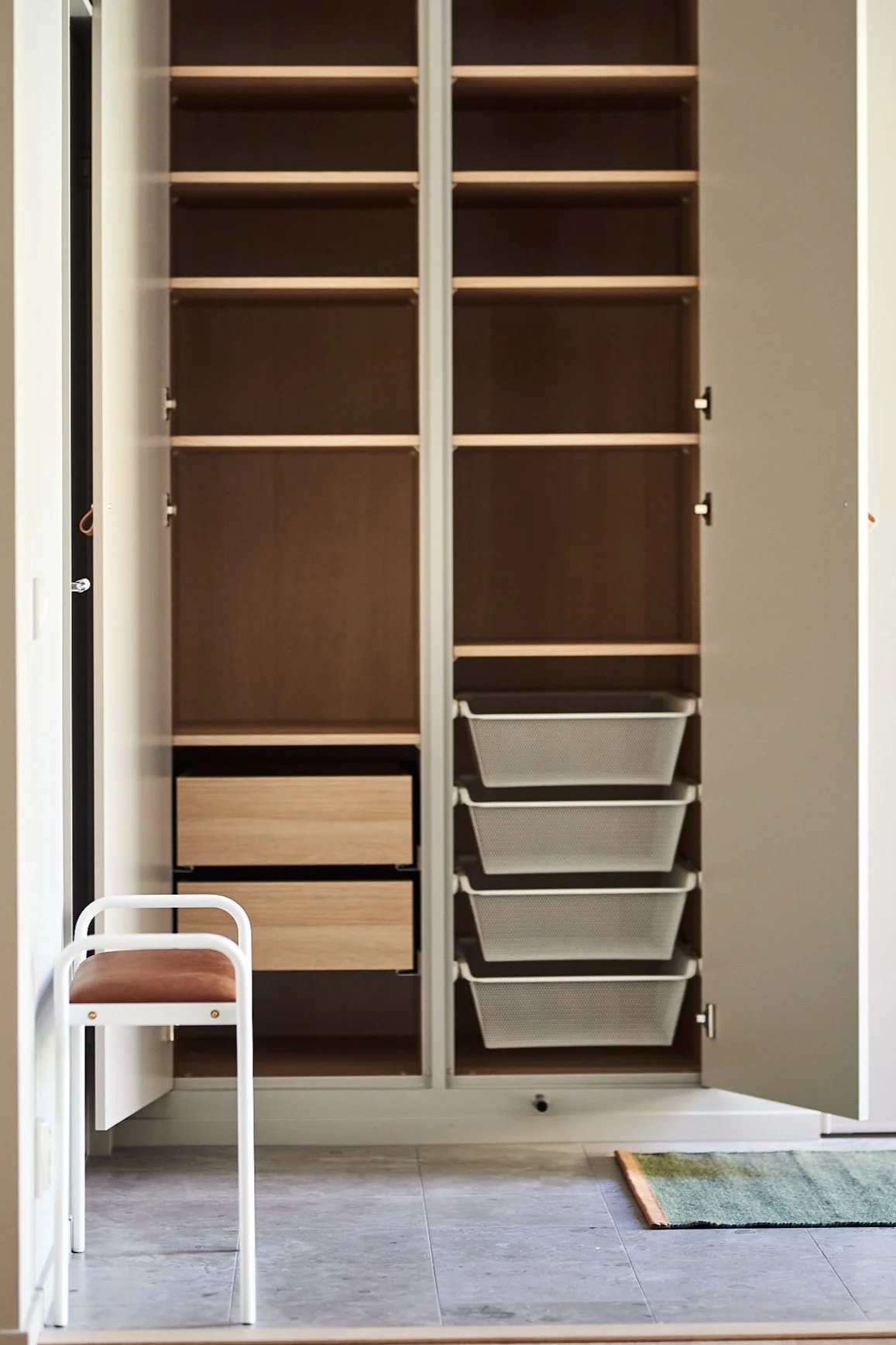 Conseil pour l'organisation à la maison : videz votre garde-robe et jetez ce dont vous n'avez pas besoin. 