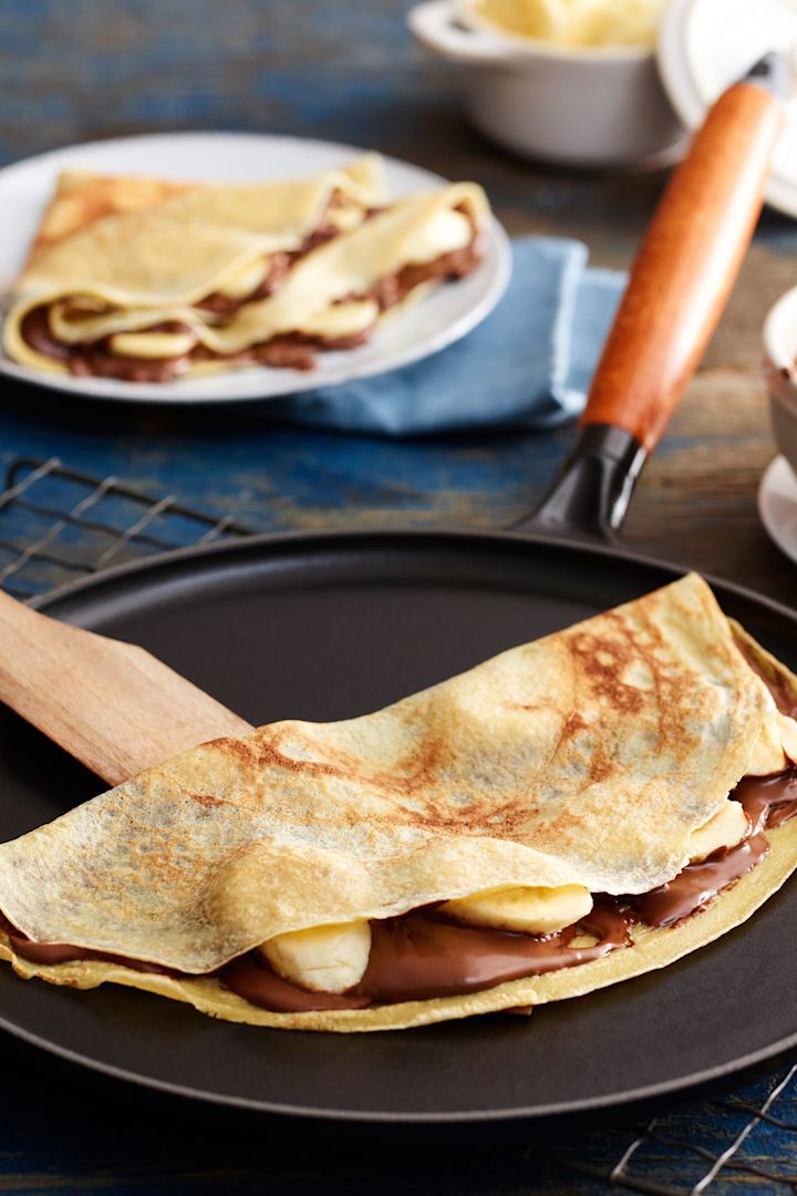 La poêle à crêpes vintage de Staub est parfaite pour préparer des crêpes aux bananes et au chocolat.