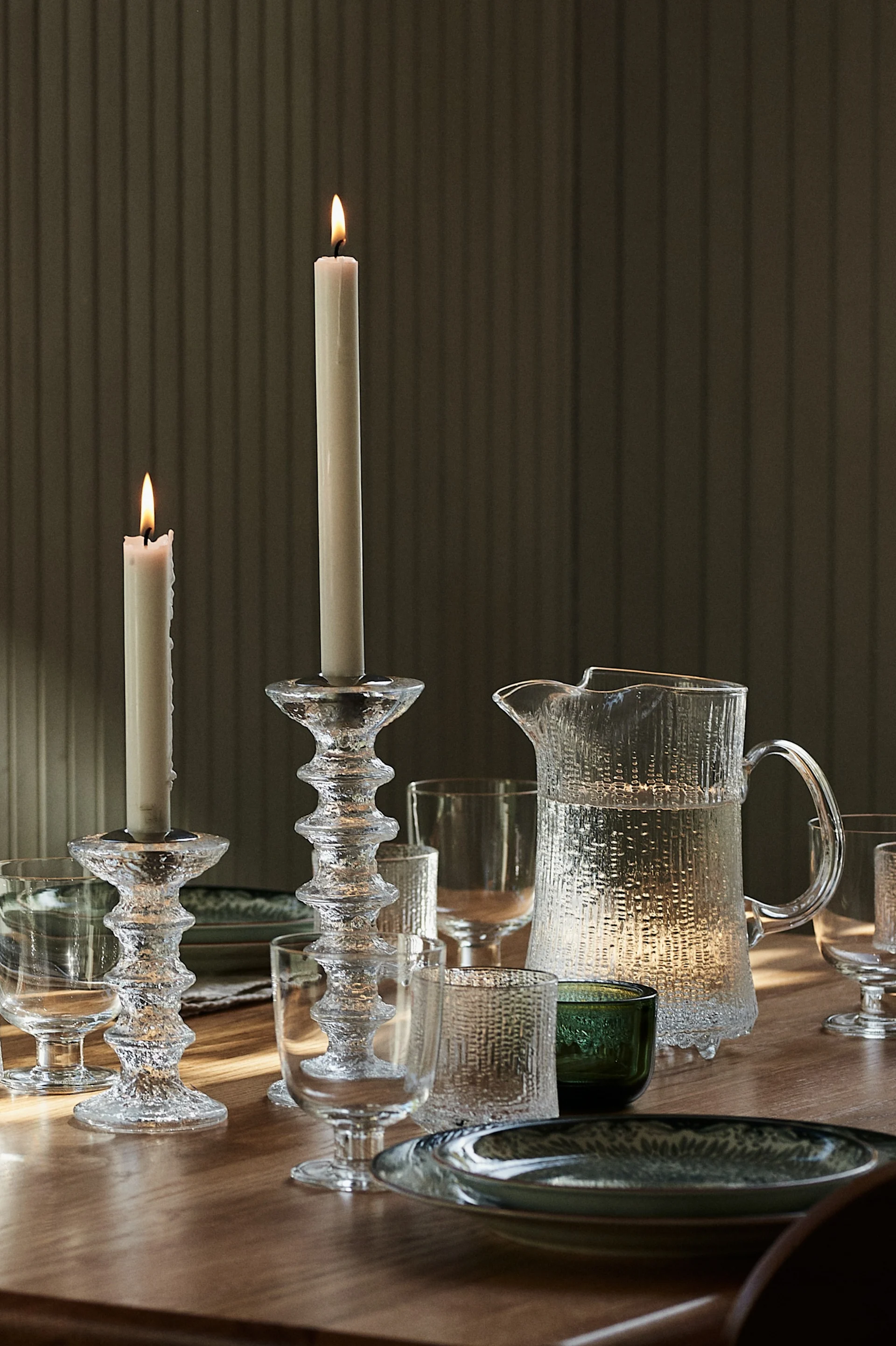 Les chandeliers Festivo de Iittala sont parfaits pour mettre la table, selon les tendances de la décoration intérieure scandinave pour 2025. 