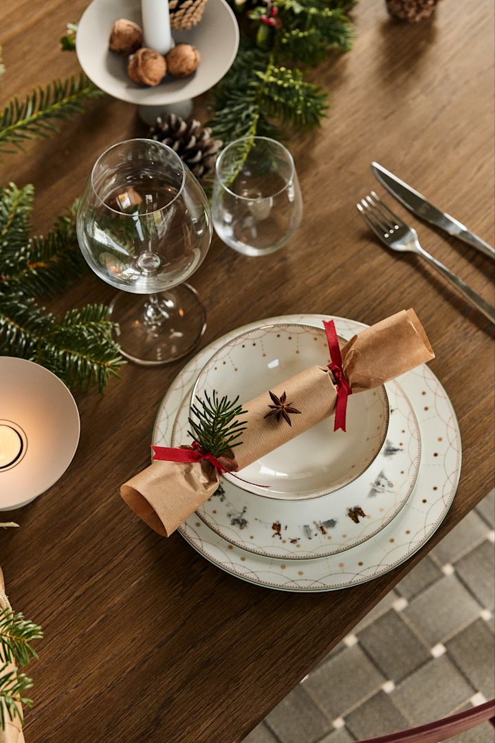 Décorez la table de Noël avec un crackers de Noël que vous avez fabriqué vous-même. Voici un guide pas à pas pour fabriquer vos propres crackers pour la table de Noël.